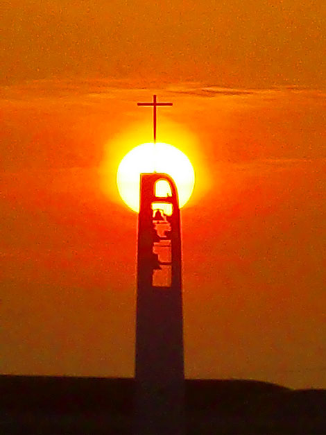 夕陽に映えるチャペル