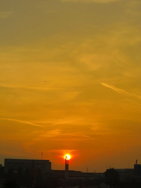 夕陽に映えるチャペル