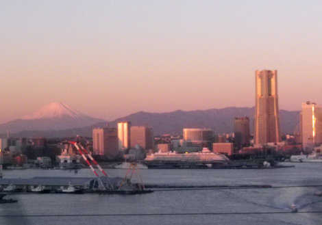 横浜YCATからみなとみらいと富士山と朝焼け