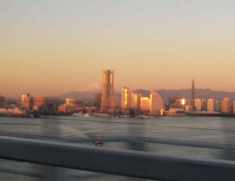 横浜YCATからみなとみらいと富士山と朝焼け