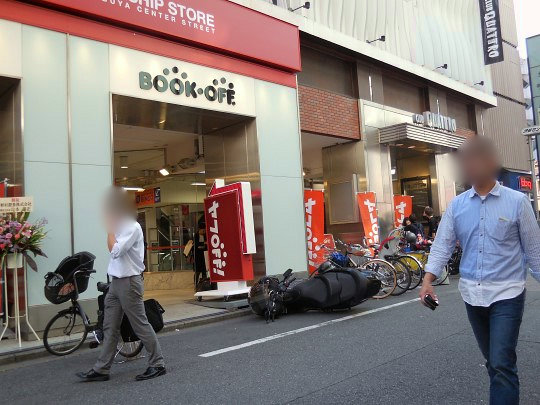 バイクが倒れてました